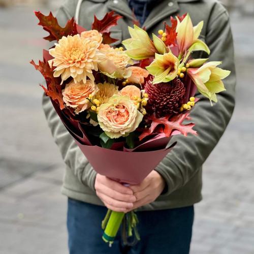 Цікавий осінній букет з піоновидними трояндами «Пряний лате»