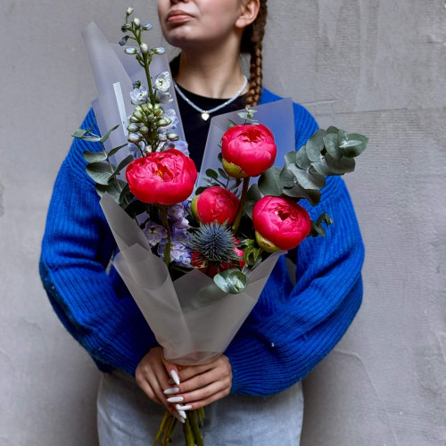 Яркий букет с пионами Coral Charm «Синий луч»