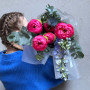 Яркий букет с пионами Coral Charm «Синий луч»