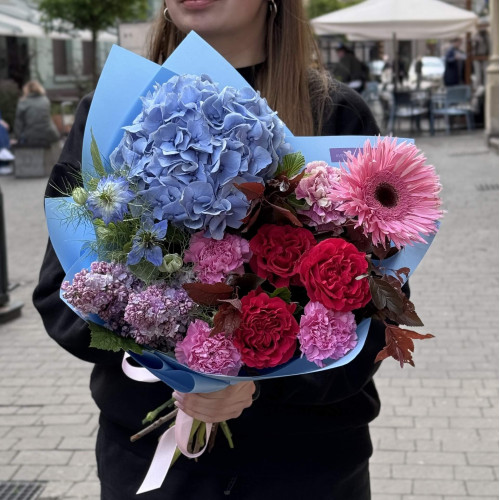 Контрастний букет з гортензією та герберою «Яскрава мить»