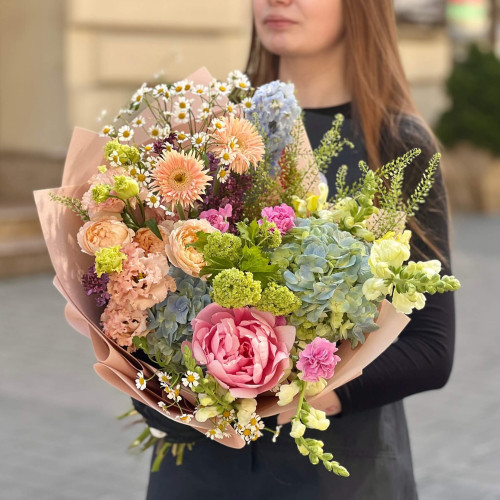 Красочный букет с пионом и гортензиями «Цветная мечта»