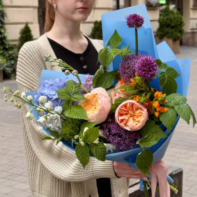 Контрастний букет з піоновидною трояндою Juliet «Вечірня казка»