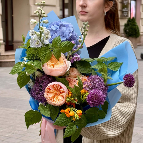 Контрастний букет з піоновидною трояндою Juliet «Вечірня казка»