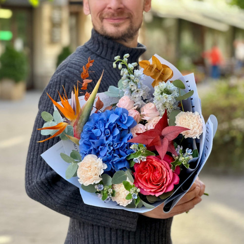 Контрастний букет зі стреліцією «Яскравий калейдоскоп»