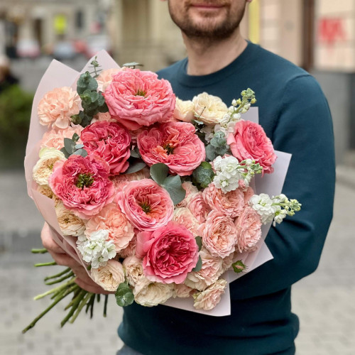 Розкішний букет з піоновидними трояндами «Аромат мандарина»