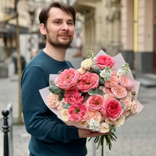 Розкішний букет з піоновидними трояндами «Аромат мандарина»