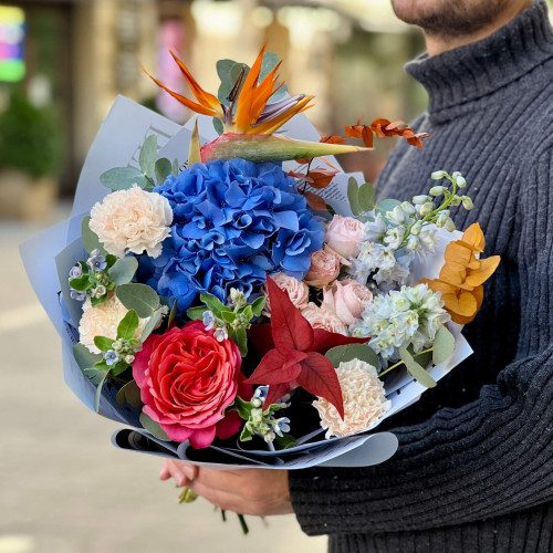 Контрастний букет зі стреліцією «Яскравий калейдоскоп»