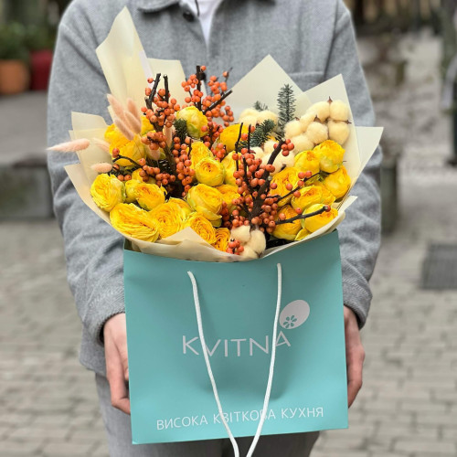 Сонячний букет із жовтої піоновидної кущової троянди, ілексу та бавовни «Медові ягідки»