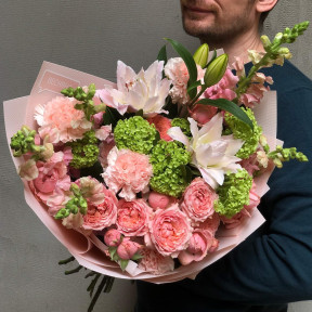 Пухкий мереживний букет з лілією «Весняна зірка»