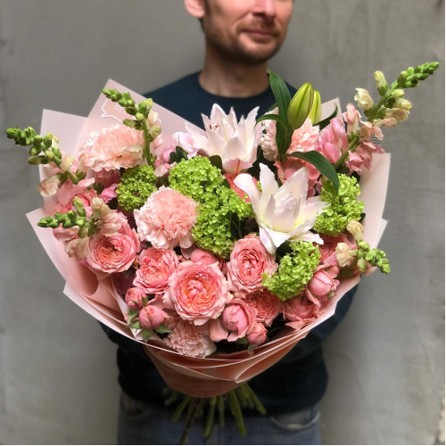 Пухкий мереживний букет з лілією «Весняна зірка»