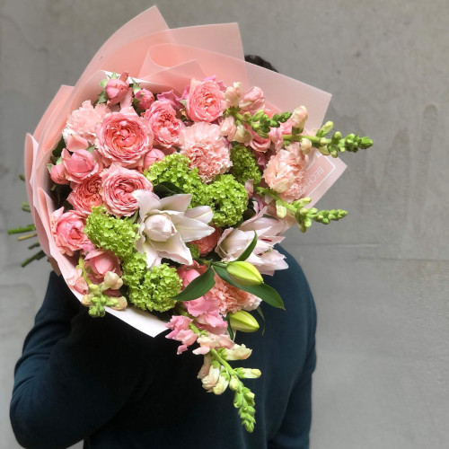 Пухкий мереживний букет з лілією «Весняна зірка»