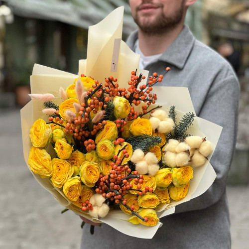 Сонячний букет із жовтої піоновидної кущової троянди, ілексу та бавовни «Медові ягідки»