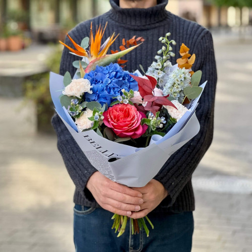 Контрастний букет зі стреліцією «Яскравий калейдоскоп»