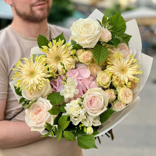 Світленький букет з герберами «Сонячна кава»