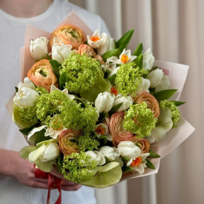 Весняний життєрадісний букет у відтінках картини Клода Моне «Сніданок на траві»