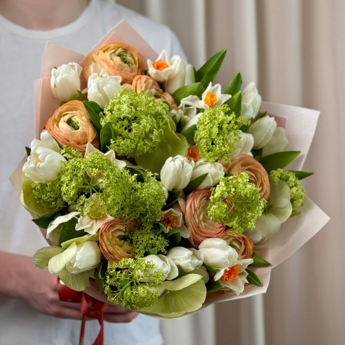 Весняний життєрадісний букет у відтінках картини Клода Моне «Сніданок на траві»