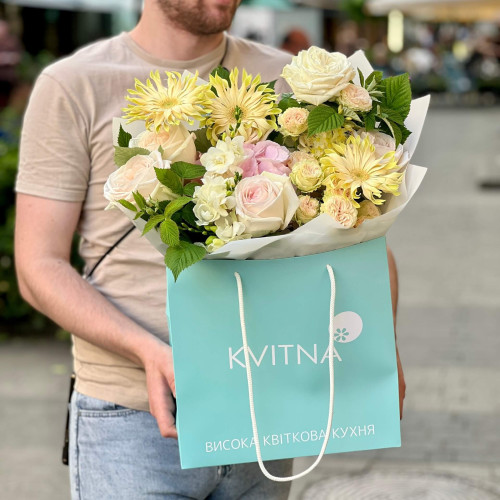 Світленький букет з герберами «Сонячна кава»