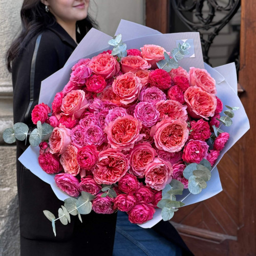 Розкішний букет в соковитому кольорі з піоновидних троянд «Спокусливий рожевий»