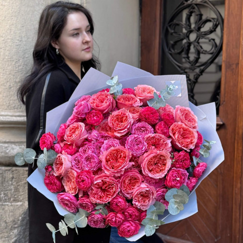 Розкішний букет в соковитому кольорі з піоновидних троянд «Спокусливий рожевий»