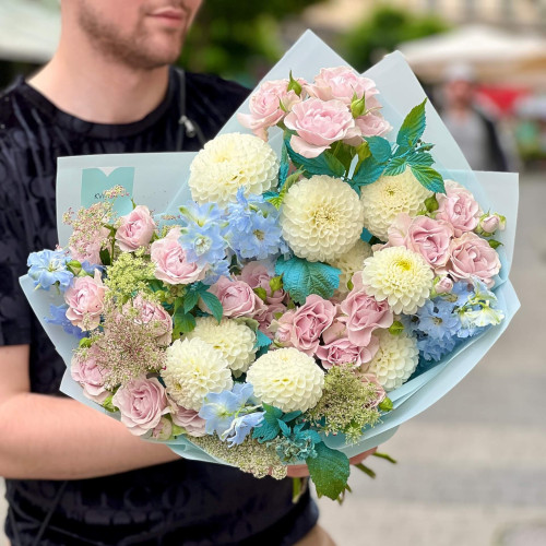 Пастельный букет с кустовой пионовидной розой «Радужный перелив»