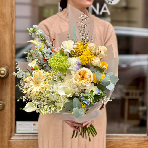 Сонячний букет з піоновидними трояндами та гортензією «Прогулянка Моне»