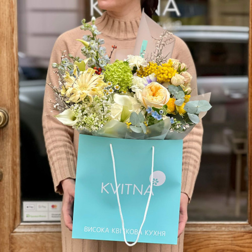 Сонячний букет з піоновидними трояндами та гортензією «Прогулянка Моне»