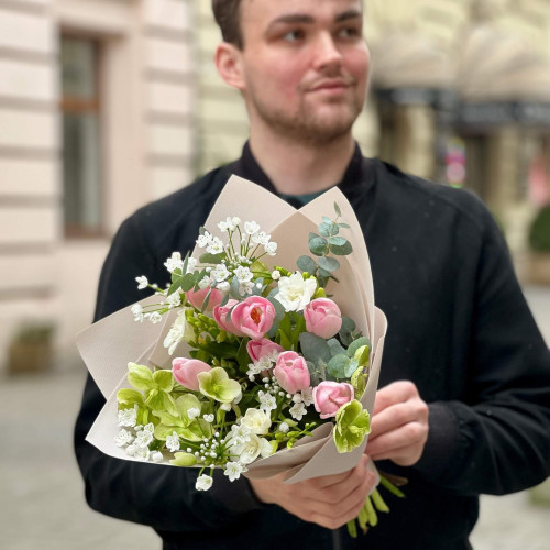 Ніжний букет з тюльпанами та алліумом «Лагідна весна»