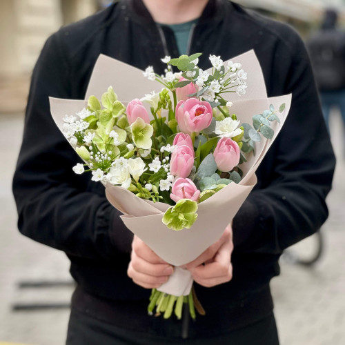 Ніжний букет з тюльпанами та алліумом «Лагідна весна»