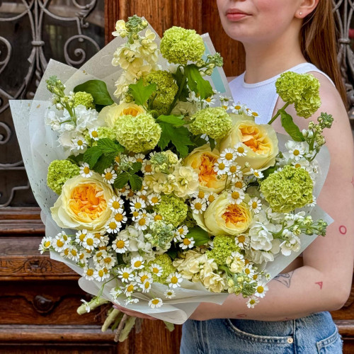 Мерехтливий життєрадісний букет «Паркові прогулянки»