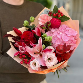 Яскравий букет з лілією «Романтична пора»