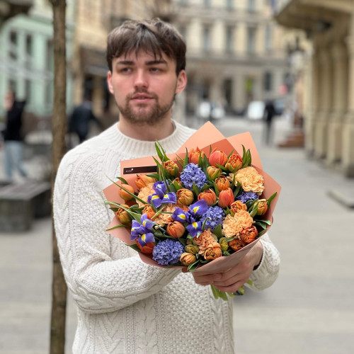 Яскравий весняний букет «Чарівні контрасти»