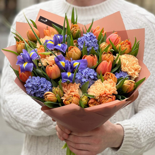 Яскравий весняний букет «Чарівні контрасти»