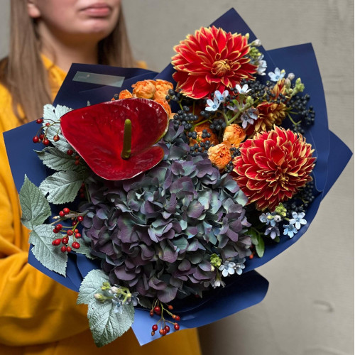 Контрастний букет з гортензією «Осінній виноград»