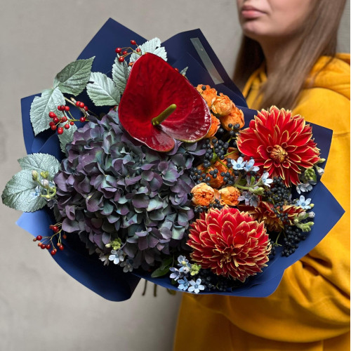 Контрастний букет з гортензією «Осінній виноград»