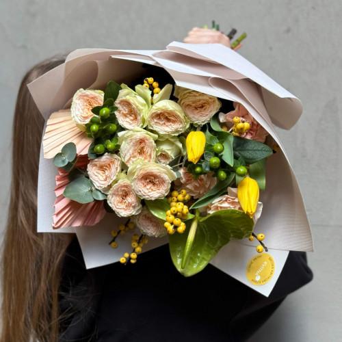 Лаймовый букет с антуриумом «Интересный акцент»