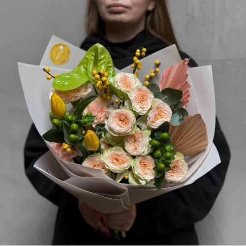 Лаймовый букет с антуриумом «Интересный акцент»