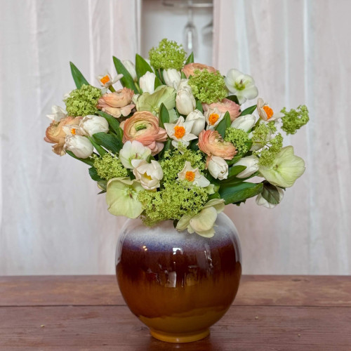 Весняний життєрадісний букет у відтінках картини Клода Моне «Сніданок на траві»