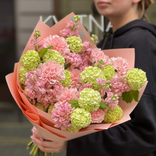 Світлий пухнастий букет «Весняна Ірина»