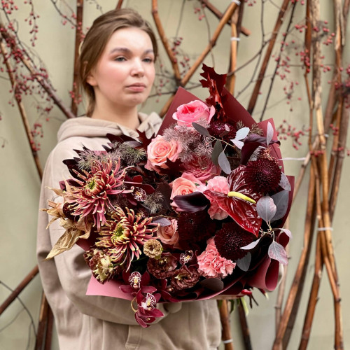 Розкішний букет з антуріумом «Потаємні чари»