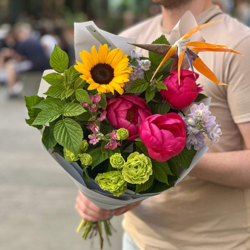 Яскравий букет з соняшником «Малиновий сон»
