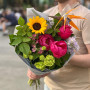 Яскравий букет з соняшником «Малиновий сон»