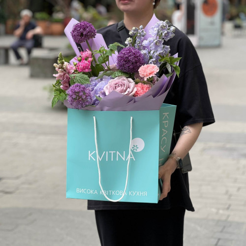 Красочный букет с летними аллиумами «Магия дня»