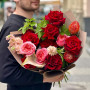 Яскравий букет з розкішними трояндами «Блиск рубіна»