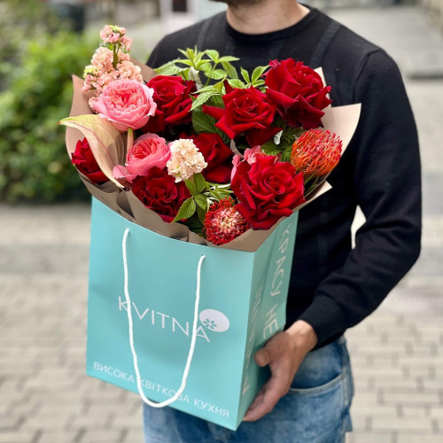 Яскравий букет з розкішними трояндами «Блиск рубіна»