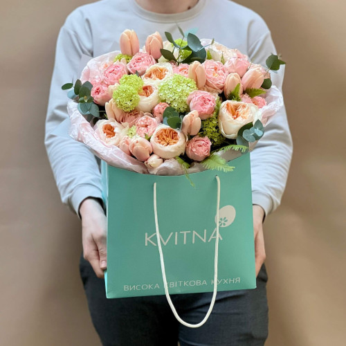 Розкішний букет з півонієподібними трояндами та тюльпанами «Гучне щастя»