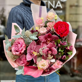 Яскравий букет з цимбідіумом та півонієподібними трояндами «Малиновий оксамит»