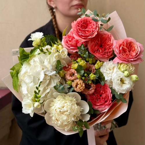 Елегантний букет з піоновидними трояндами «Красива ніжність»