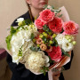 Елегантний букет з піоновидними трояндами «Красива ніжність»