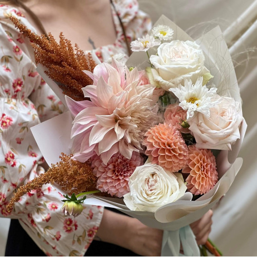 Ніжний букет з півонієвидними трояндами «Аромат капучино»