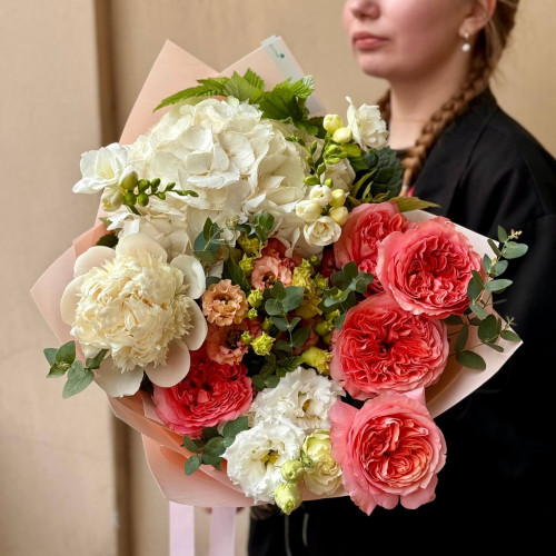 Елегантний букет з піоновидними трояндами «Красива ніжність»